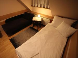 Łóżko lub łóżka w pokoju w obiekcie Mansarda Noclegi