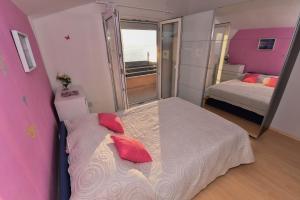 a small room with a bed and a mirror at Bonaca in Rtina