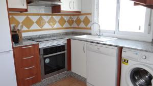 ベラにあるVera Rental Thalassa IIの小さなキッチン(シンク、食器洗い機付)