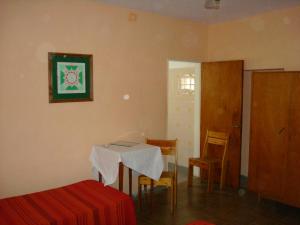 een kleine kamer met een tafel en stoelen en een deur bij El Limon in San Marcos Sierras +43 foto's