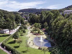 ヴィリンゲンにあるStrycker Ferienappartementの噴水付き公園の空中風景