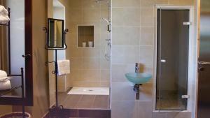 Kylpyhuone majoituspaikassa Hotel des Marquisats