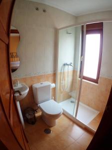 a bathroom with a toilet and a shower at Hostal Plaza Mayor in Carrión de los Condes