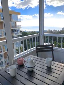 ベナルマデナにあるSea View Apartmentのテーブル(2杯付)、バルコニー(お茶セット付)