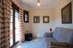 salon z kanapą i oknem w obiekcie Hotel Coral Playa w mieście Chiclana de la Frontera