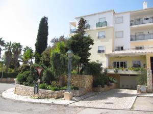 a building with a street light in front of it at Apartamento Clube do Vau in Portimão