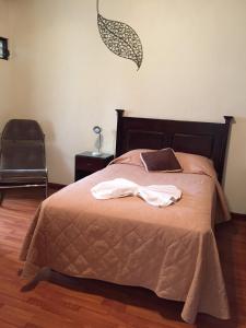 sypialnia z łóżkiem z dwoma ręcznikami w obiekcie Comfort Hostel w mieście Gwatemala
