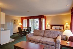 Un lugar para sentarse en Travelodge by Wyndham Nanaimo 19 fotos más