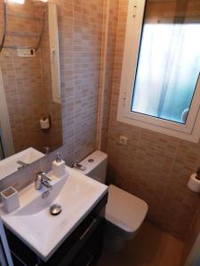 デニアにあるEstudio el Retiroのバスルーム(洗面台、トイレ付)、窓が備わります。