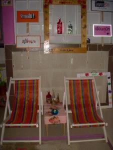 zwei Stühle neben einer Küche mit Schränken in der Unterkunft Baan Kaneang in Ko Larn