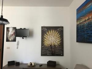 un mur avec une photo d'un arbre sur lui dans l'établissement La Casa di San Francesco, à Assise