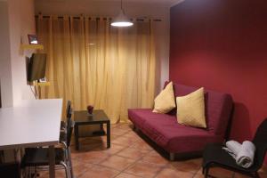 布拉加的住宿－Domus Bracari，客厅配有紫色沙发和桌子