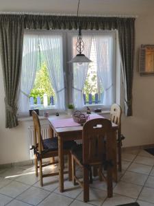 mesa de comedor y sillas frente a una ventana en Ferienwohnung Pollig, en Rech