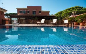 Basen w obiekcie Hotel Coral Playa lub w pobliżu