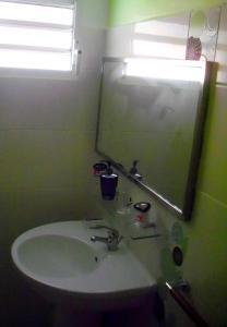 法蘭斯堡的住宿－Cadre champêtre，一间带水槽和镜子的浴室