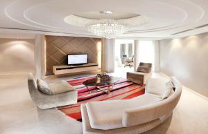 sala de estar con sofá, sillas y TV en Dorsett Grand Subang Hotel, en Subang Jaya