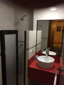 y baño con lavabo y espejo. en Hotel Plaza Crystal, en Xalapa
