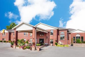 un edificio de ladrillo rojo con aparcamiento en Super 8 by Wyndham Pine Bluff, en Pine Bluff