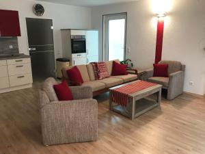 ein Wohnzimmer mit 2 Sofas und einem Couchtisch in der Unterkunft ruhige Souterrainwohnung in Leverkusen