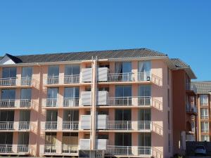 ein Apartmenthaus mit weißen Balkonen in der Unterkunft PUQ Rent Apartment in La Serena