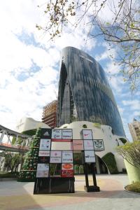 um grande edifício com uma placa em frente em AJ Hotel Hsinchu em Zhubei