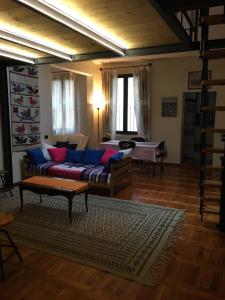 un soggiorno con divano blu e letto di Sotto Il Tetto di Sofia a Firenze
