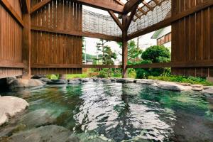 een grote plas water in een gebouw bij Takamiya Ryokan Yamakawa in Yonezawa