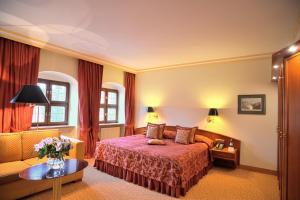 ein Hotelzimmer mit einem Bett und einem Sofa in der Unterkunft Romantik Hotel Bülow Residenz in Dresden
