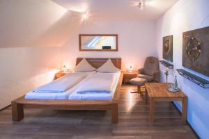 - une chambre avec un grand lit et une table dans l'établissement Ovelgönner Hof, à Buxtehude
