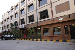 当格浪RedDoorz Plus near Soekarno Hatta Airport 2的一栋建筑前停着一辆车