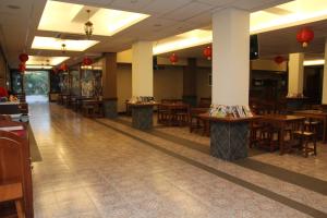 RedDoorz Plus near Soekarno Hatta Airport 2餐厅或其他用餐的地方