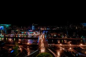 uma vista para uma cidade à noite com luzes em Звездный Отель WELLNESS & SPA em Sochi