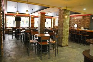 RedDoorz Plus near Soekarno Hatta Airport 2餐厅或其他用餐的地方