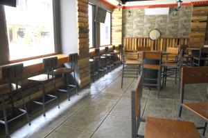 RedDoorz Plus near Soekarno Hatta Airport 2餐厅或其他用餐的地方