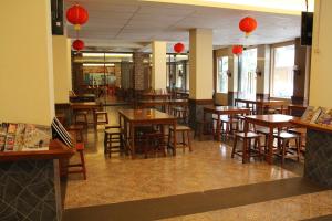RedDoorz Plus near Soekarno Hatta Airport 2餐厅或其他用餐的地方