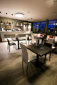 ein Restaurant mit Tischen und Stühlen in einem Zimmer in der Unterkunft Hotel San Giorgio in Civitavecchia