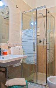 bagno con doccia e lavandino di Hotel Sole a Rosolina Mare