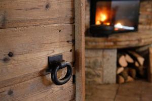 a wooden door with a handle in front of a fireplace at Auberge du Moulin de Léré Restaurant 1étoile in Vailly