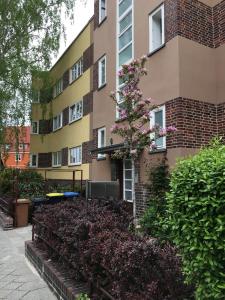 ein Gebäude mit einem blühenden Baum davor in der Unterkunft Ferienwohnungen Apartements Buddestrasse Daberstedt in Erfurt