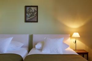 Postel nebo postele na pokoji v ubytování hotel brasserie au violon