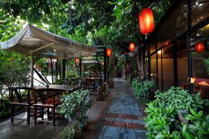 En restaurant eller et spisested på Guangzhou The Royal Garden Hotel