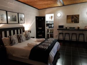 Katil atau katil-katil dalam bilik di Zwartberg View Mountain Lodge