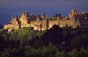 un grand château au sommet d'une colline dans l'établissement Hotel De La Bastide, à Carcassonne