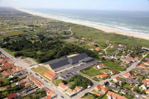 uma vista aérea de uma cidade ao lado da praia em Løkken Hostel em Lokken