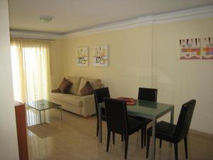 salon ze stołem, krzesłami i kanapą w obiekcie Bertur Playa Principe w mieście La Manga del Mar Menor