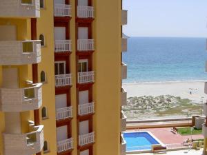 widok na ocean z budynku w obiekcie Bertur Playa Principe w mieście La Manga del Mar Menor