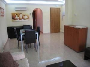 salon ze stołem i jadalnią w obiekcie Bertur Playa Principe w mieście La Manga del Mar Menor +2 zdjęcia