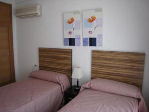 sypialnia z dwoma łóżkami i obrazem na ścianie w obiekcie Bertur Playa Principe w mieście La Manga del Mar Menor
