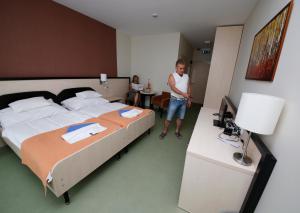 Postel nebo postele na pokoji v ubytování Harkányi Psoriasis Centrum