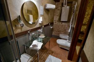 Koupelna v ubytování Robur Marsorum Albergo Diffuso
